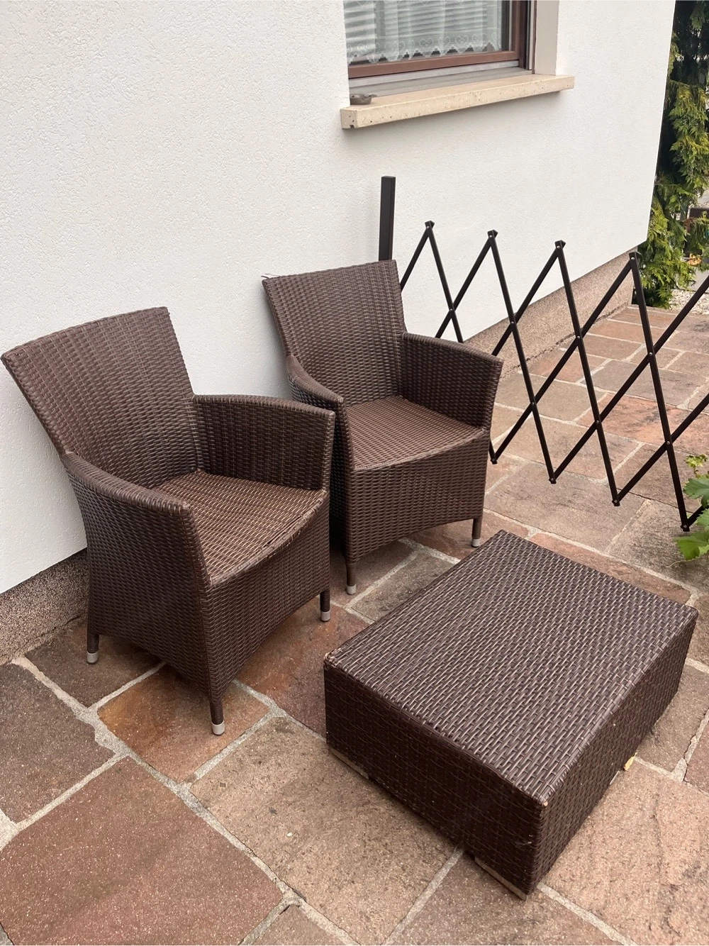 2 Stühle, 1 Tisch nieder