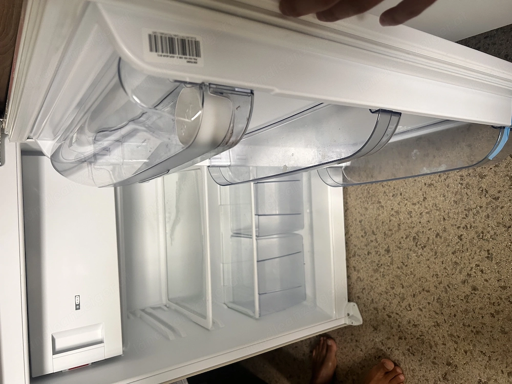 Voll funktionsfähiger Kühlschrank mit Schrank