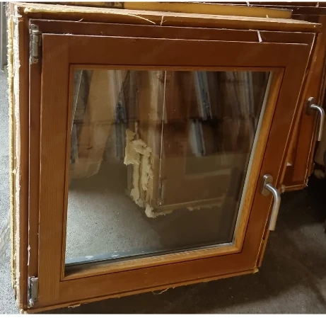 Fenster mit Rahmen und Fensterbank 86 x 86 cm (Außenmaß Rahmen)