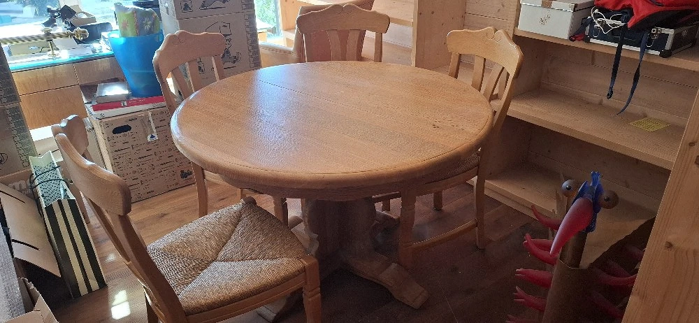 Tisch mit 4 Stühlen