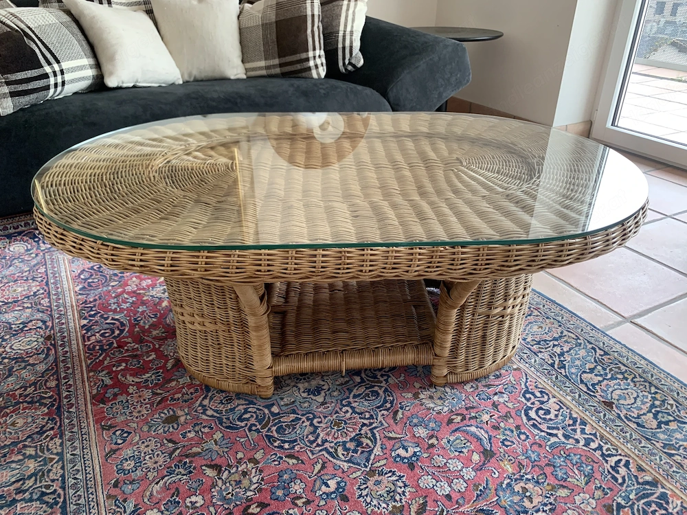 Couchtisch aus Naturmaterial mit Glasplatte