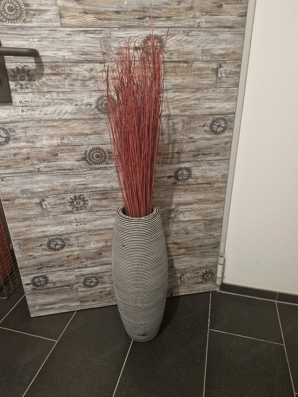 Bodenvase mit rotem Gras