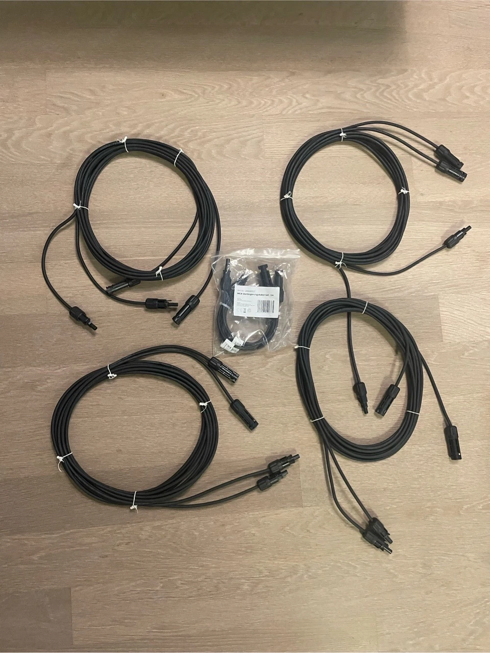 verkaufe MC4 Verlängerungskabel (Plus & Minus). Die Kabel haben einen Durchmesser von 4 mm 