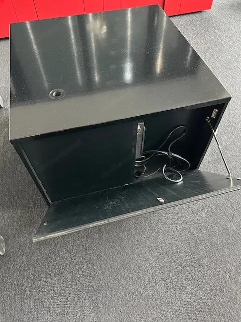 Schreibtischkorpus aus Massivholz zu verschenken