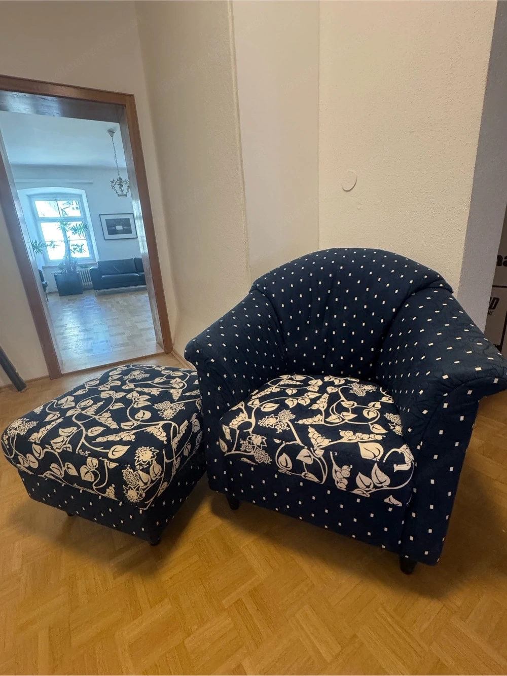Neuer bequemer Sessel mit Hocker , auch als Fussablage für noch bequemeres Sitzen 
