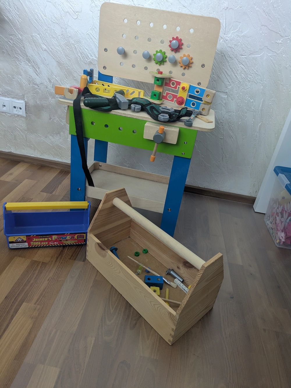 Werkbank aus Holz mit Zubehör 