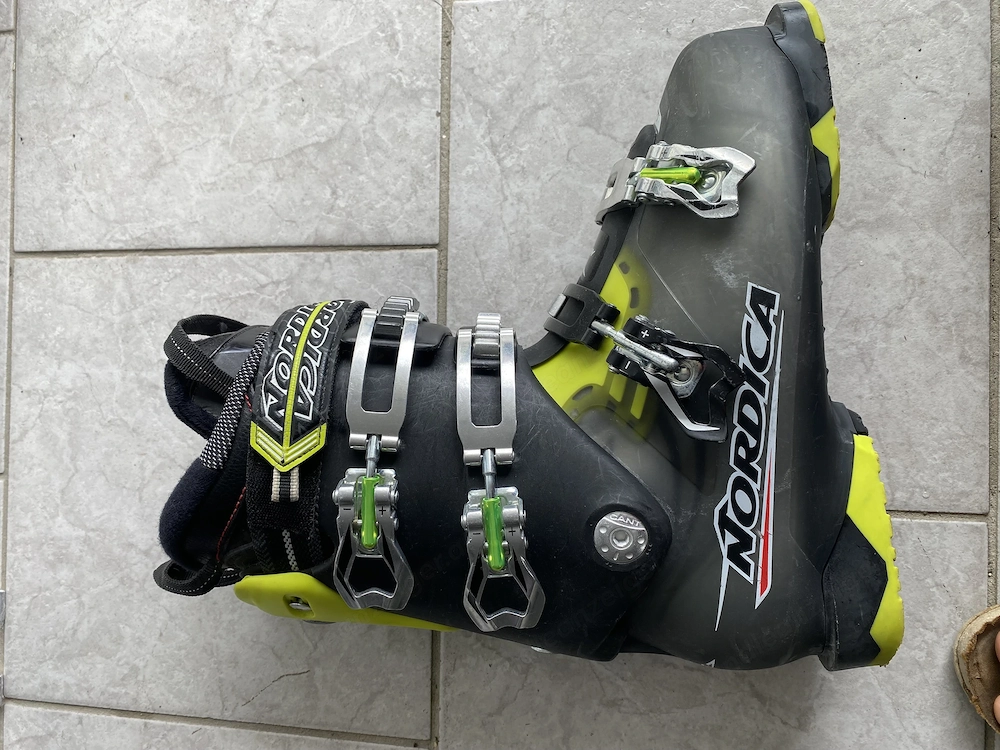 Ski und Skischuhe