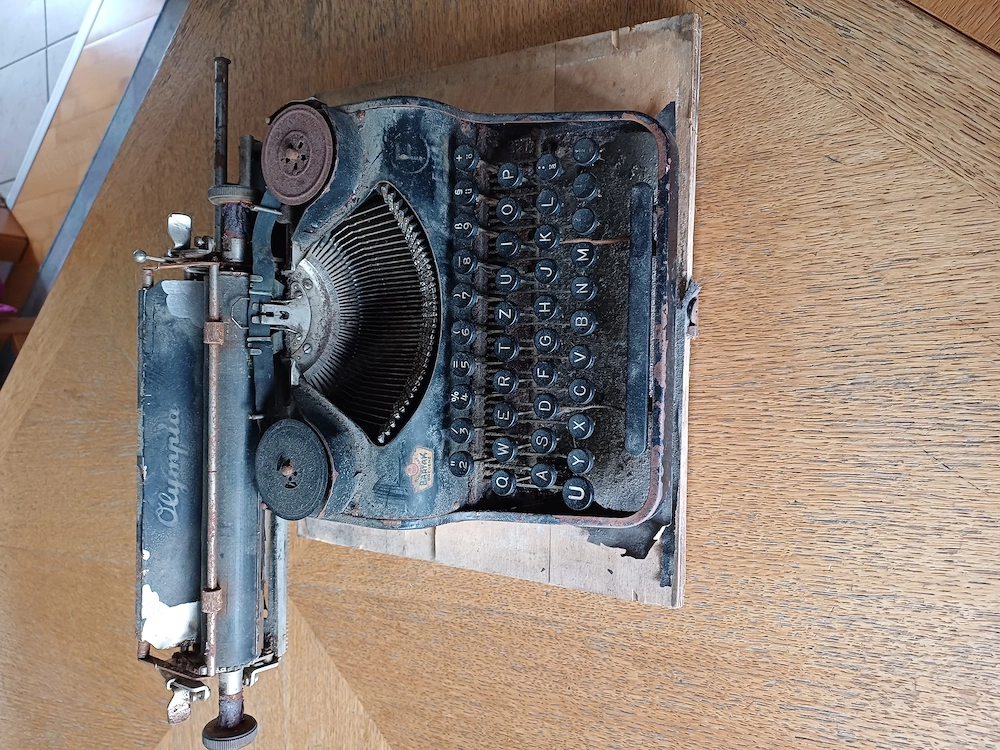 Alte Schreibmaschine zum aufstellen 