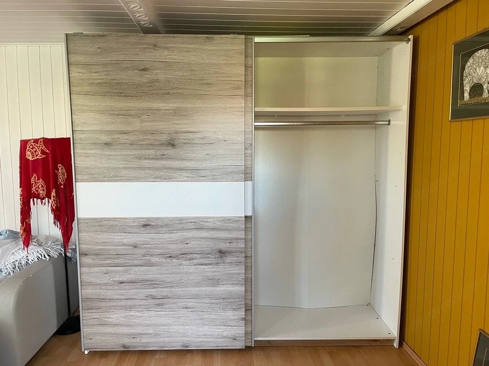 Kleiderschrank