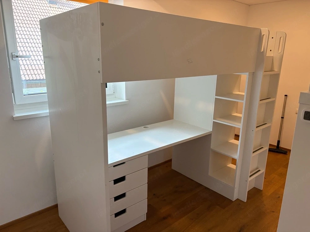 Hochbett mit Schreibtisch und Kinderbürostuhl
