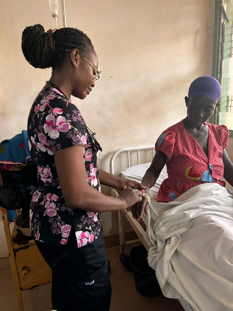 Krankenschwester aus Ghana sucht dringend TV etc.