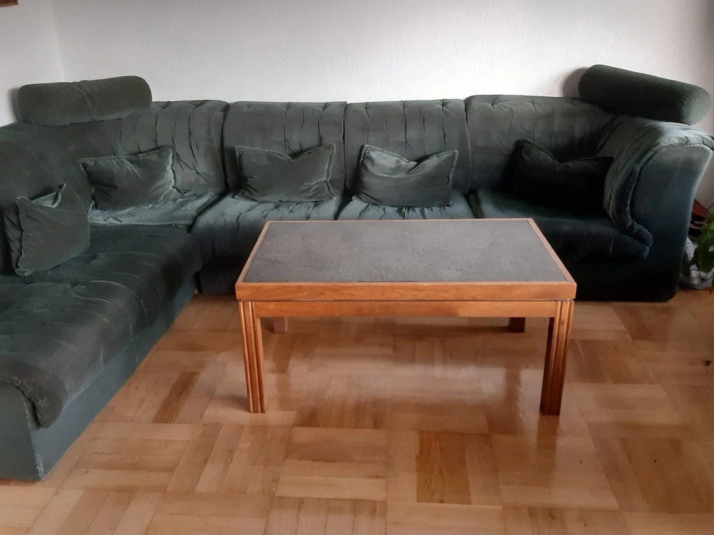 Sofa in Stoff (1,80 x 2,90 m) in gutem Zustand und Tisch mit Schieferplatte (L 98, B 59, H 46 cm)