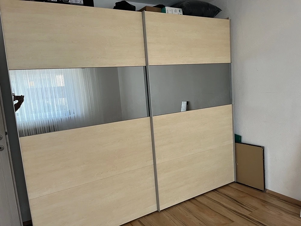  Schwebetüreschrank. Schrank