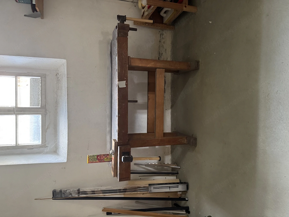Werkbank aus Holz mit Schraubzwingen