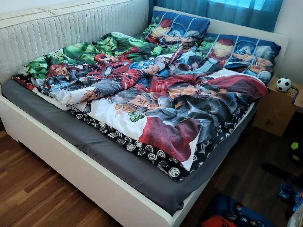Weißes Bett mit Lattenrost