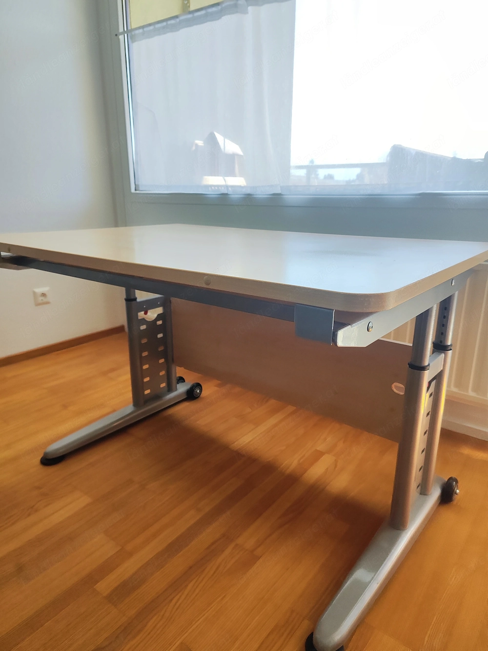 Höhenverstellbarer Schreibtisch mit Rollen