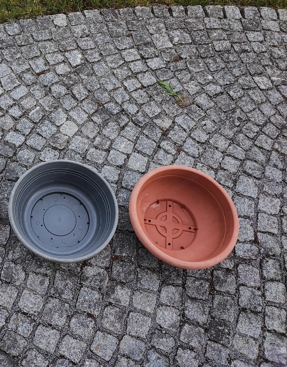 2 Pflanzschalen (zb. für Gräber)