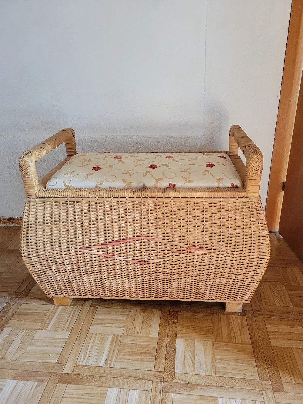 Rattantruhe mit Sitzfläche