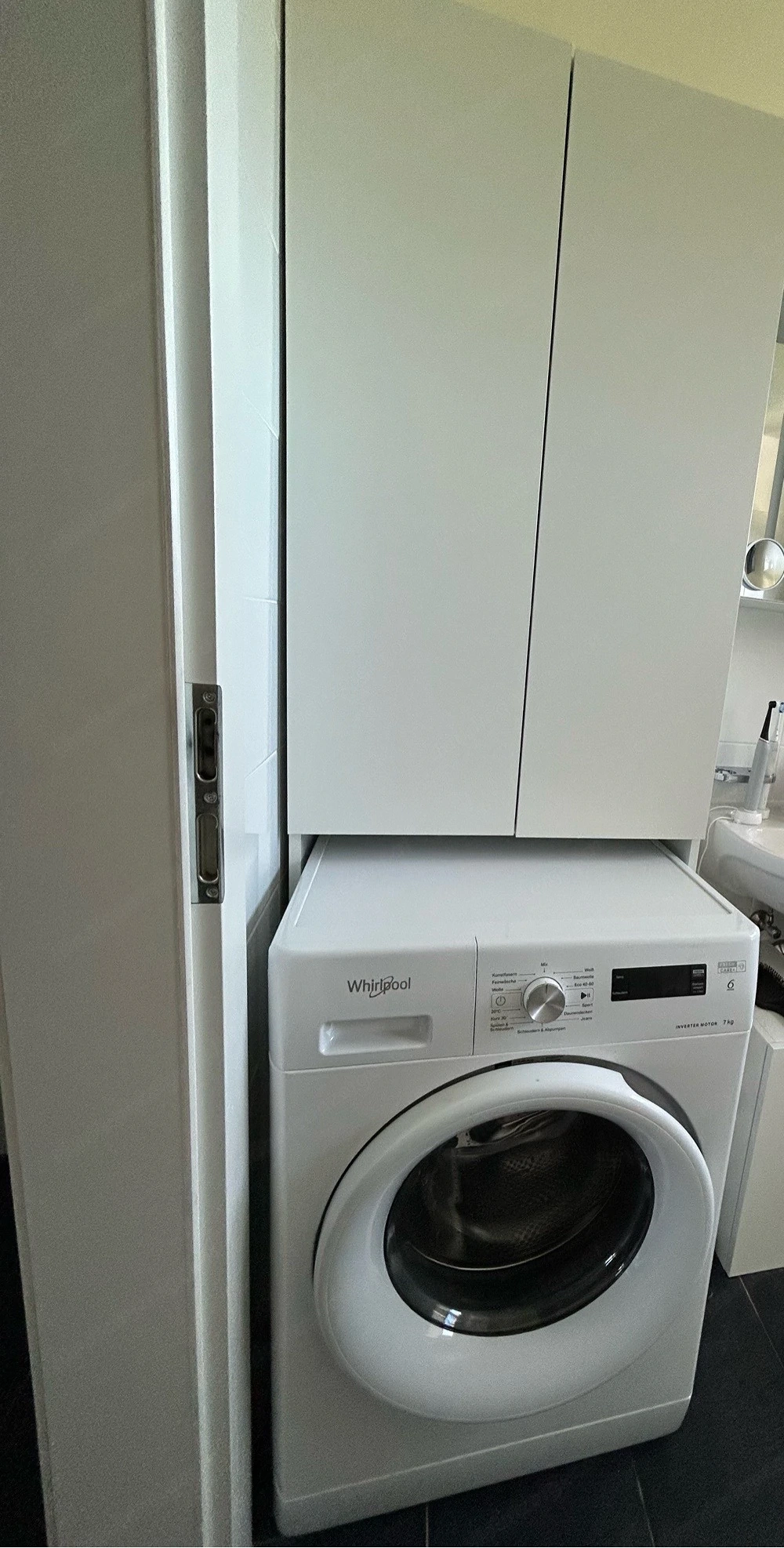 Waschmaschine mit passendem Überschrank zu verkaufen