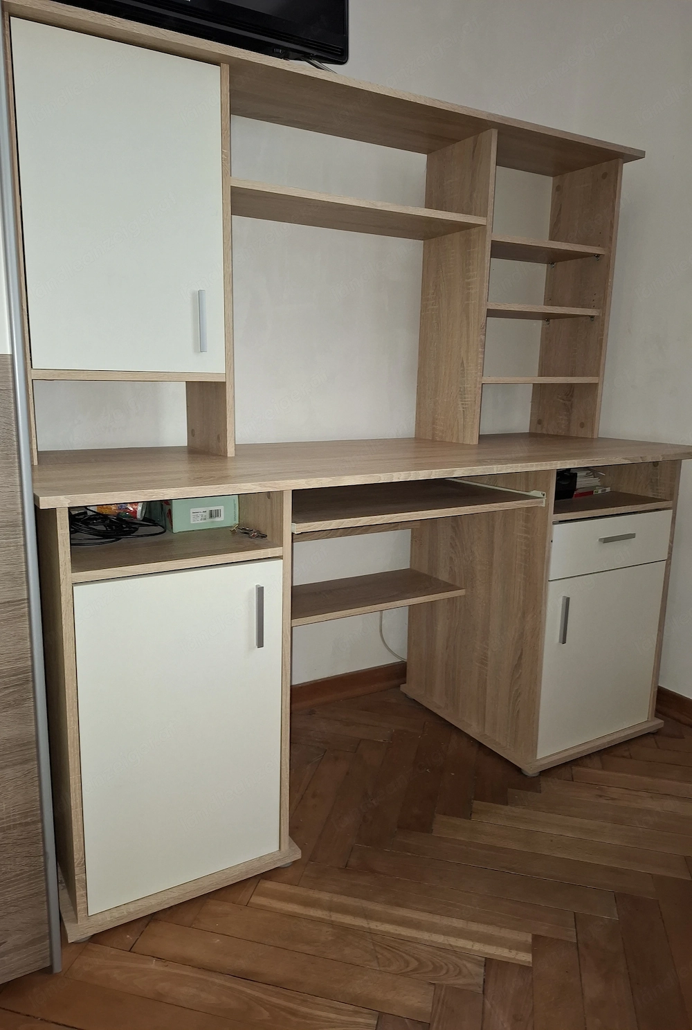 Schreibtisch mit viel Ablagemöglichkeit