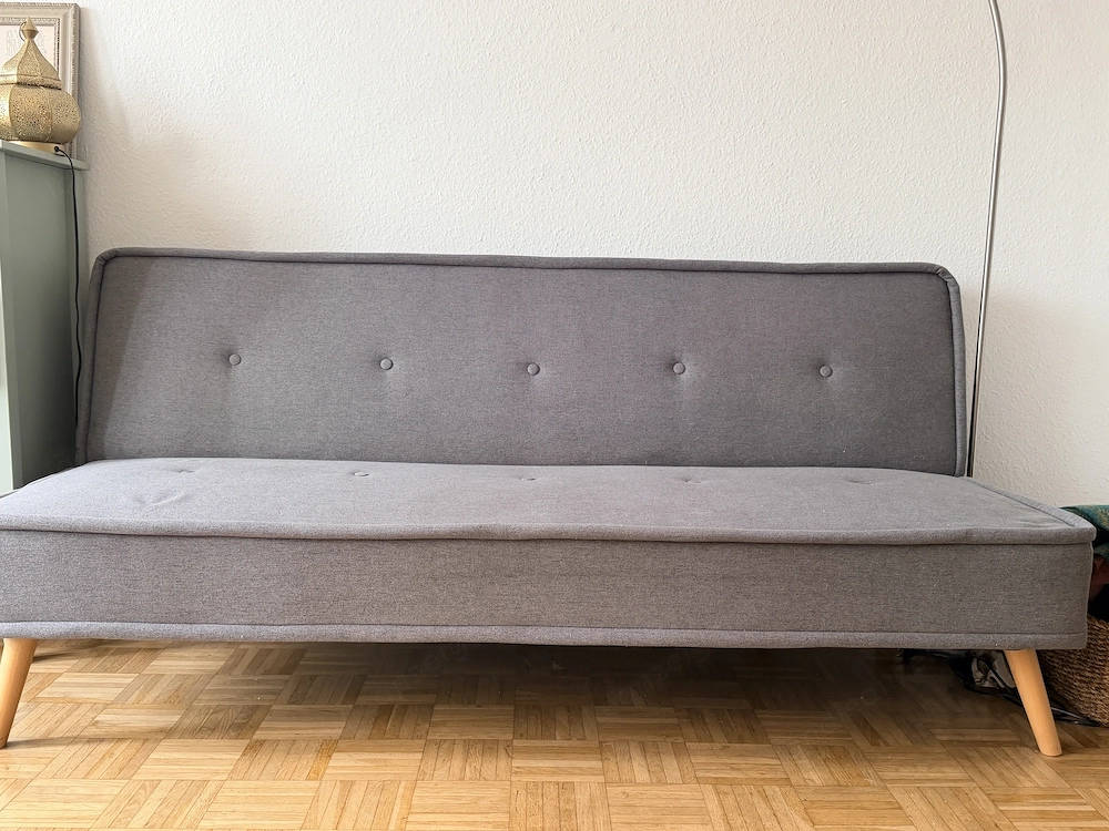 Schlafsofa im Retro Design mit Holzbeinen 190m lang