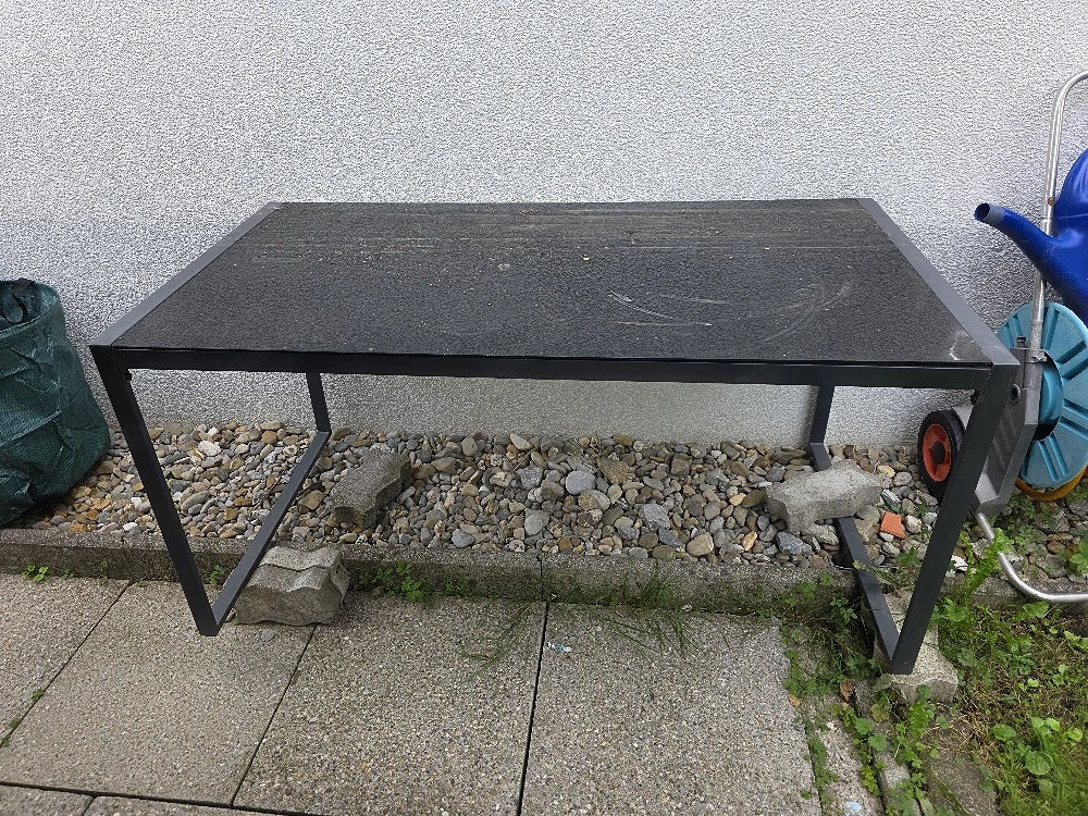 Schöner Tisch mit Glasplatte 