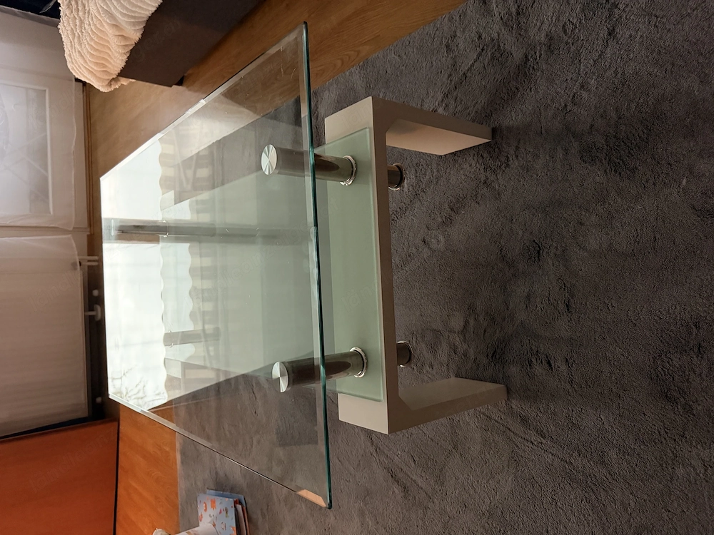 Moderner Glas-Couchtisch mit Ablage