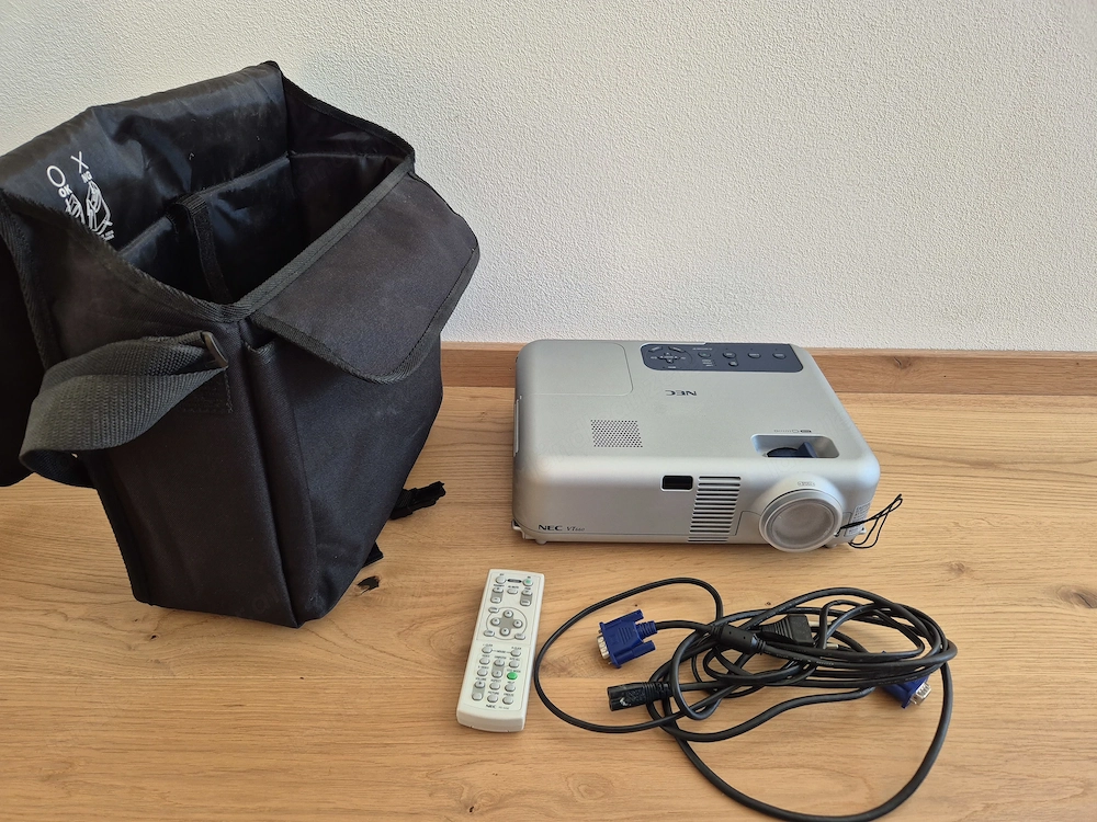 Beamer NEC VT660