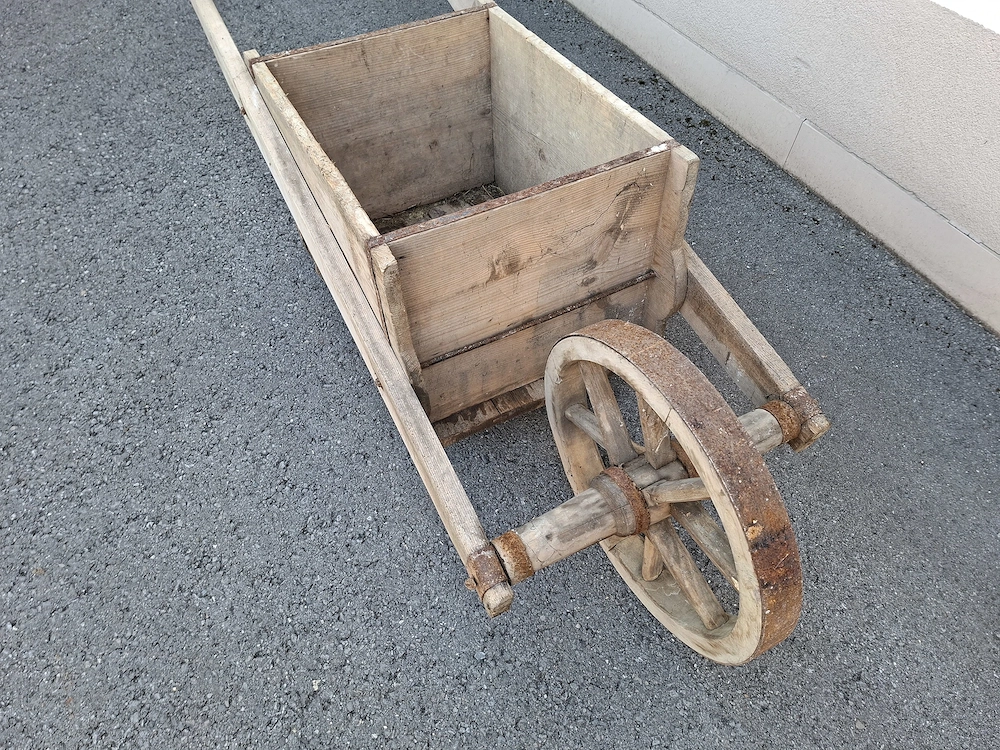 Schubkarre aus Holz