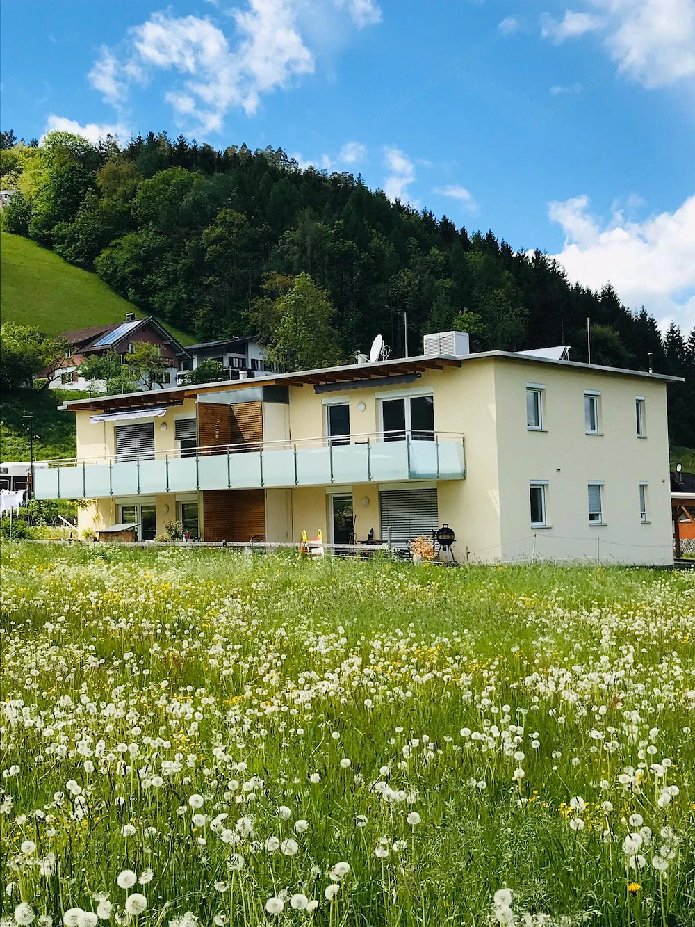 Moderne 3-Zimmer-Wohnung mit großer Terrasse, Carport, Parkplatz & Keller in Nenzing zu vermieten