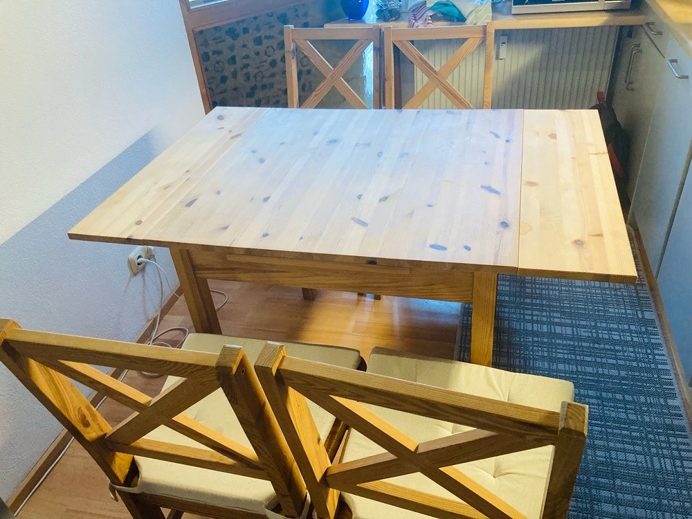 Holztisch mit 4 Stühlen zu verkaufen