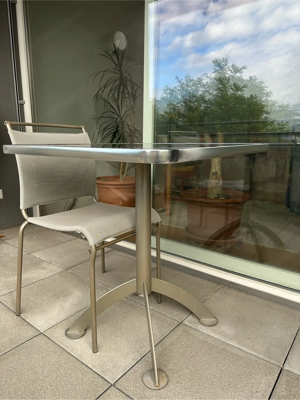 Tisch mit Stuhl