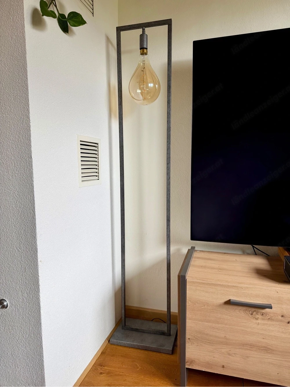 Industrial Stehlampe mit Leuchtmittel