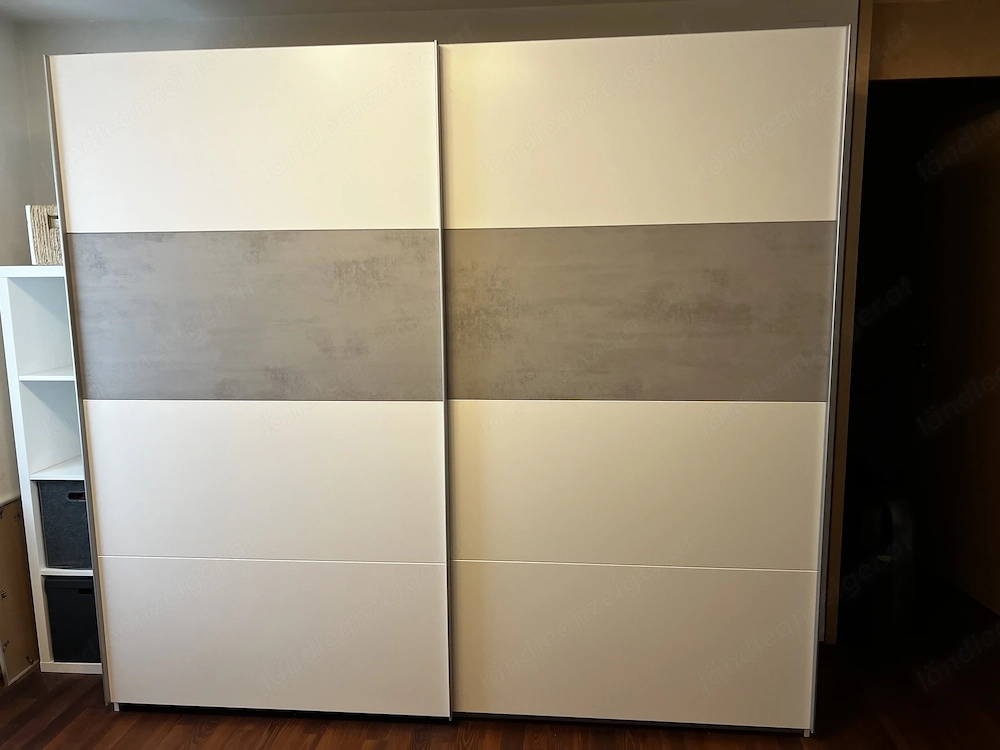 Schwebetürenschrank