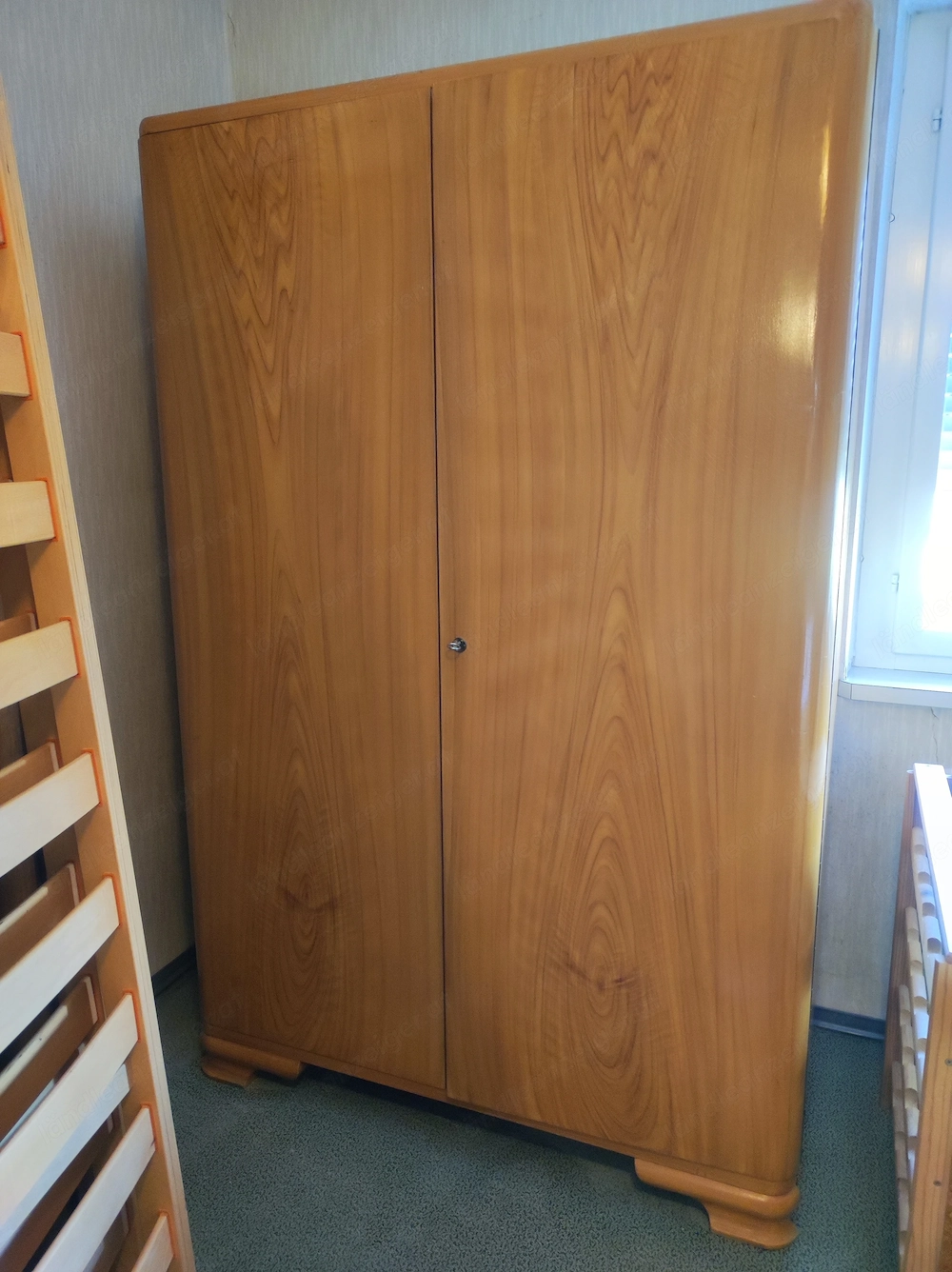 Antiker Kleiderschrank zweitürig 