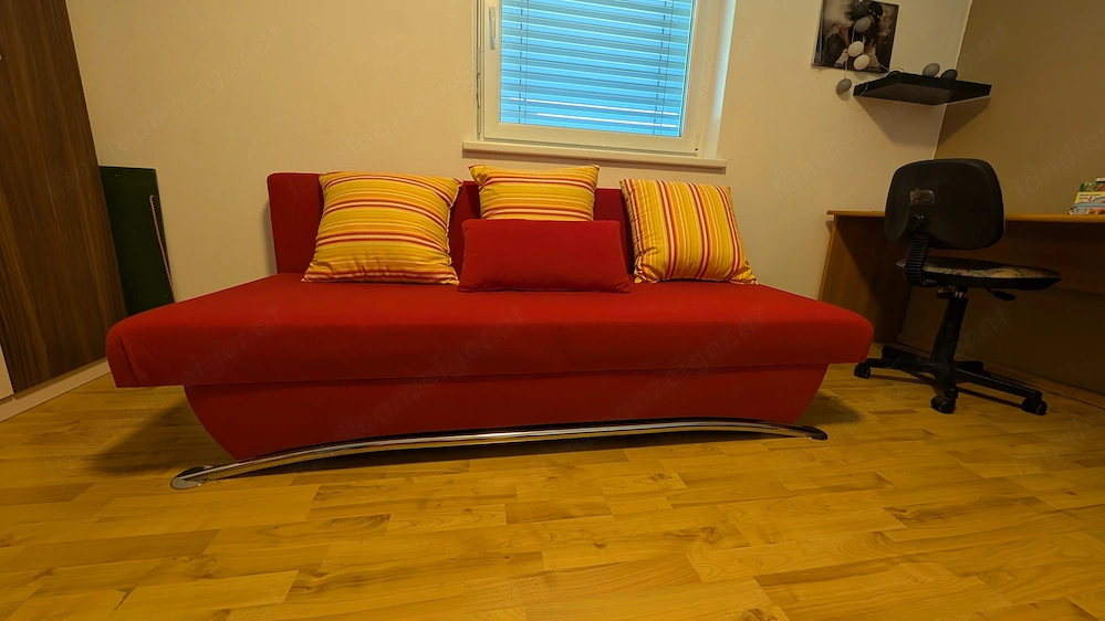 rote Couch mit Bett-Funktion