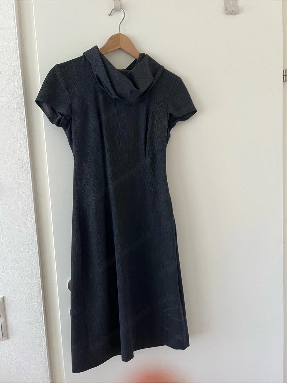Dunkelgraues Kleid