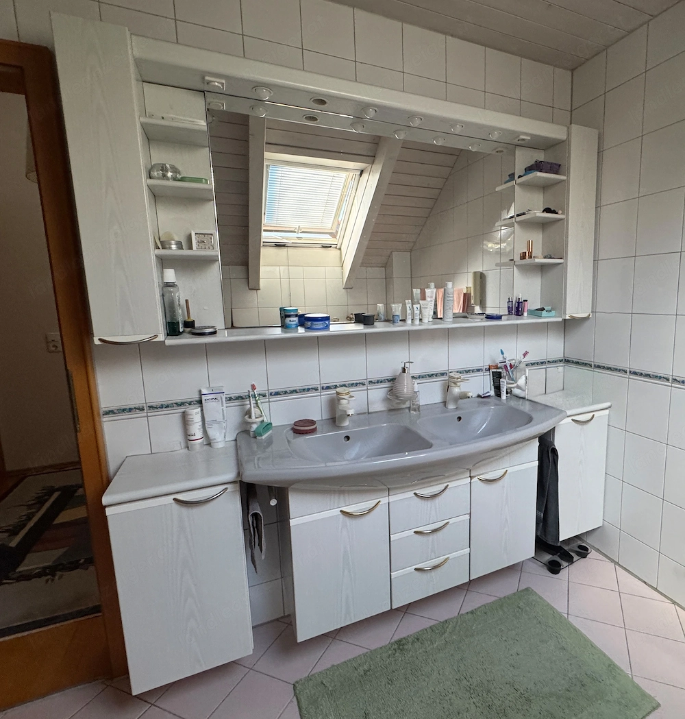 Spiegelschrank + Waschtischunterschrank + Doppelwaschtisch + ev. Eckbadewanne