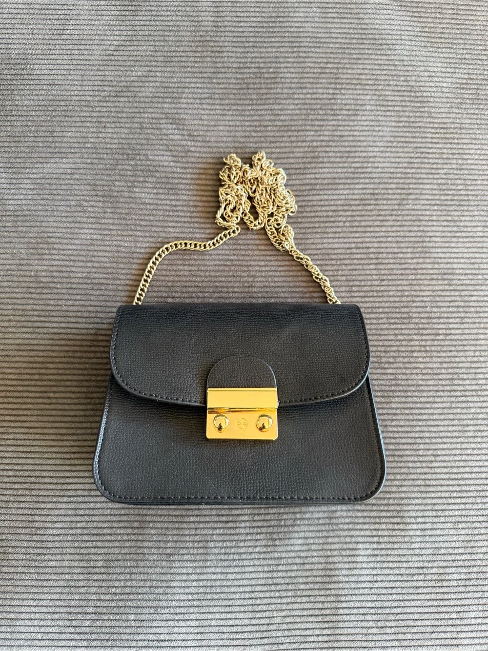 Klassische Handtasche   Mini Bag in Schwarz mit Gold-Details   Ungetragen