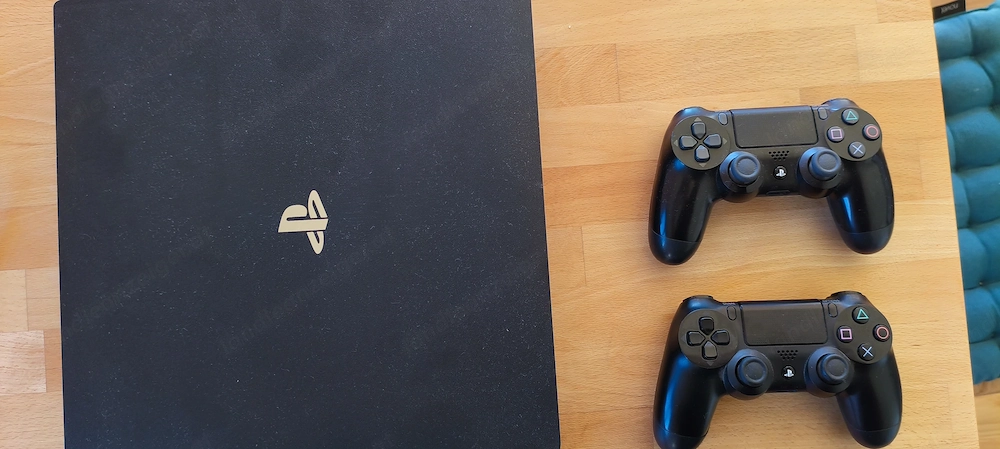 Playstation 4 inklusive 2 Controller