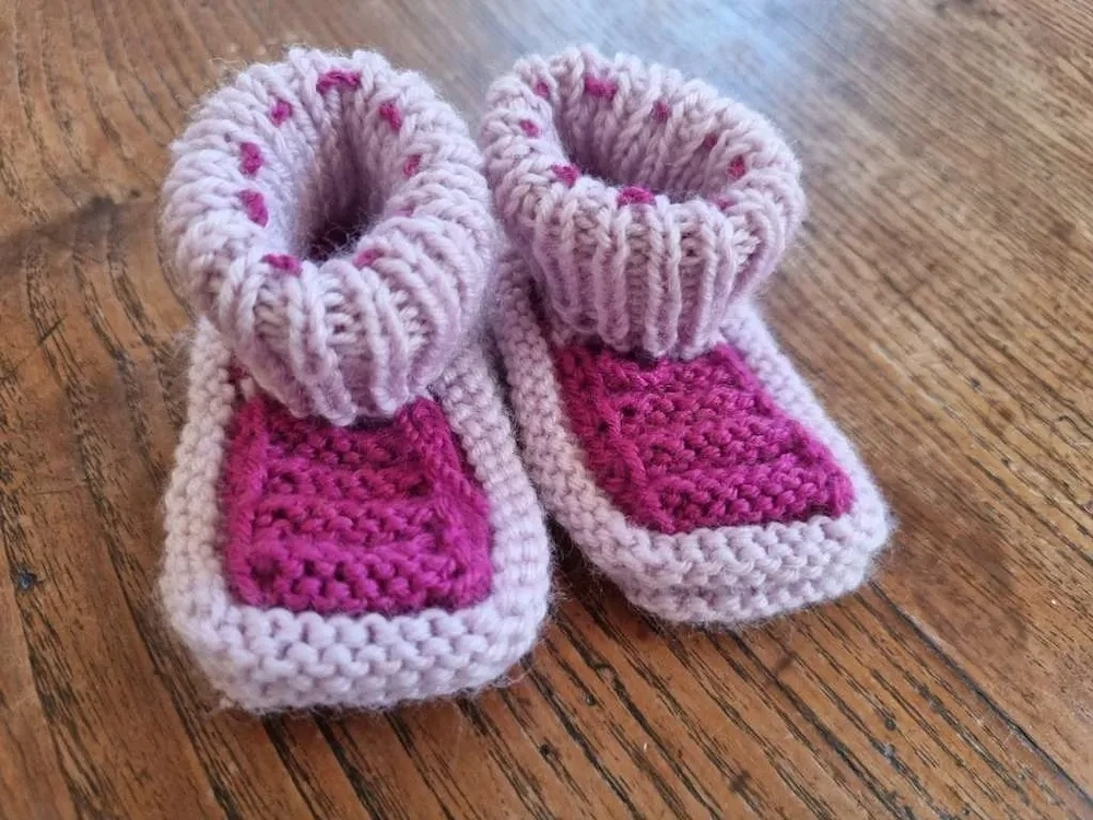 Selbstgemachte Babyschuhe aus Wolle
