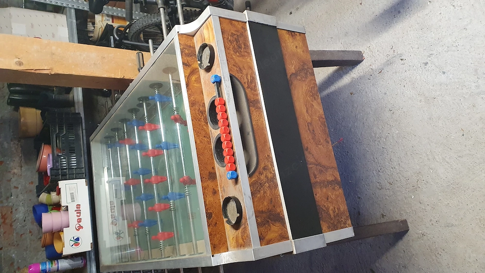 Verglaster Tischfussballtisch