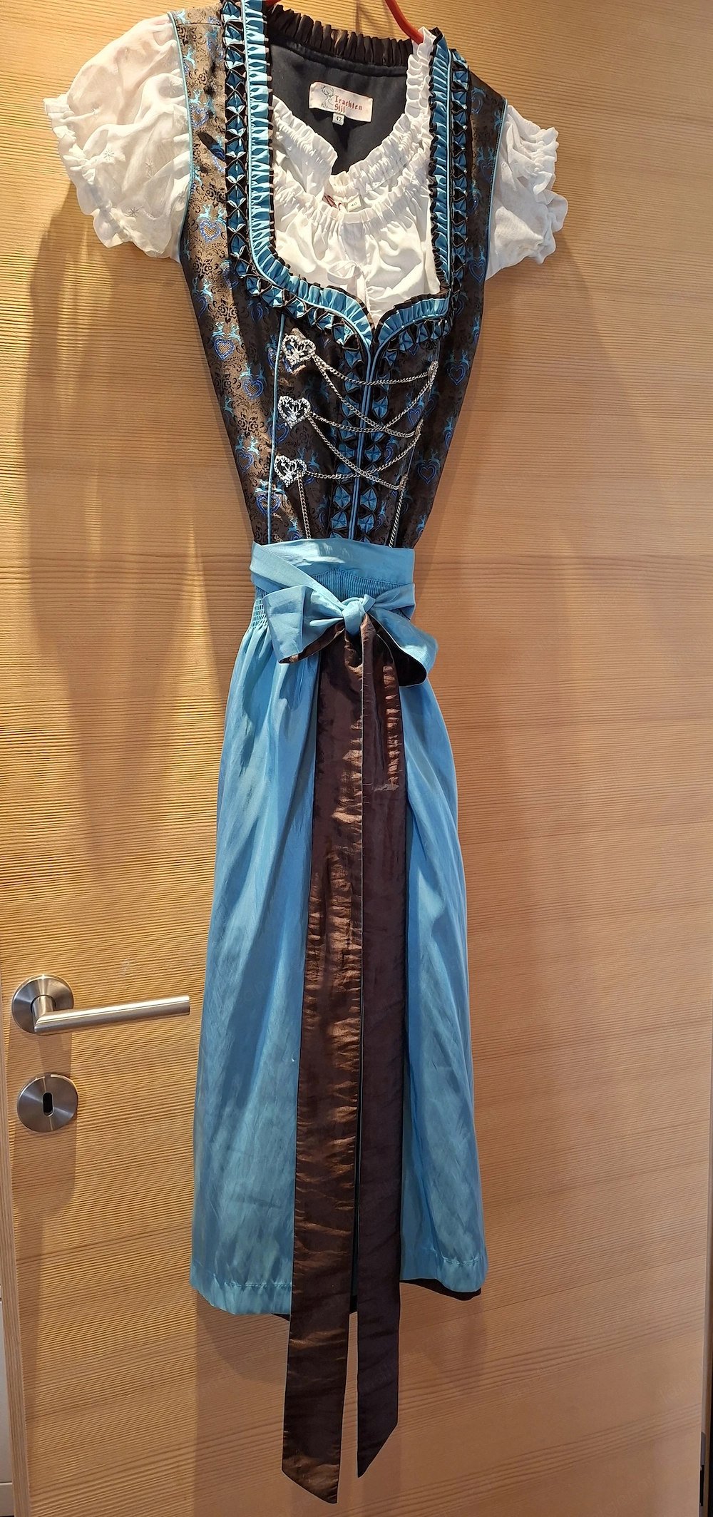Wunderschönes Dirndl, Gr. 40-42, schokobraun hellblau