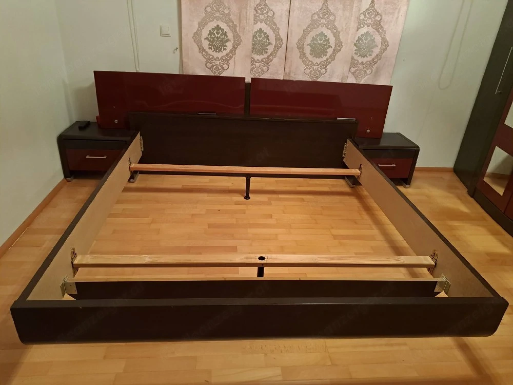 Schlafzimmer, Kleiderschrank und Bett