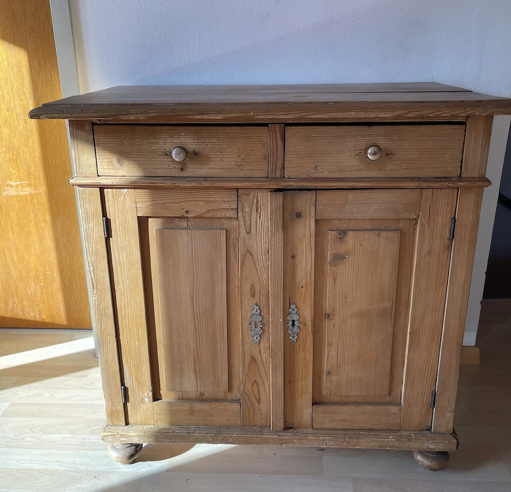 Alte Bauernanrichte   Holzkommode mit 2 Türen und 2 Schubladen