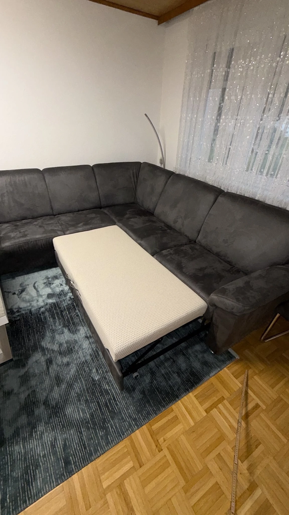 Eine sehr gepflegte Eckcouch mit Bettfunktion