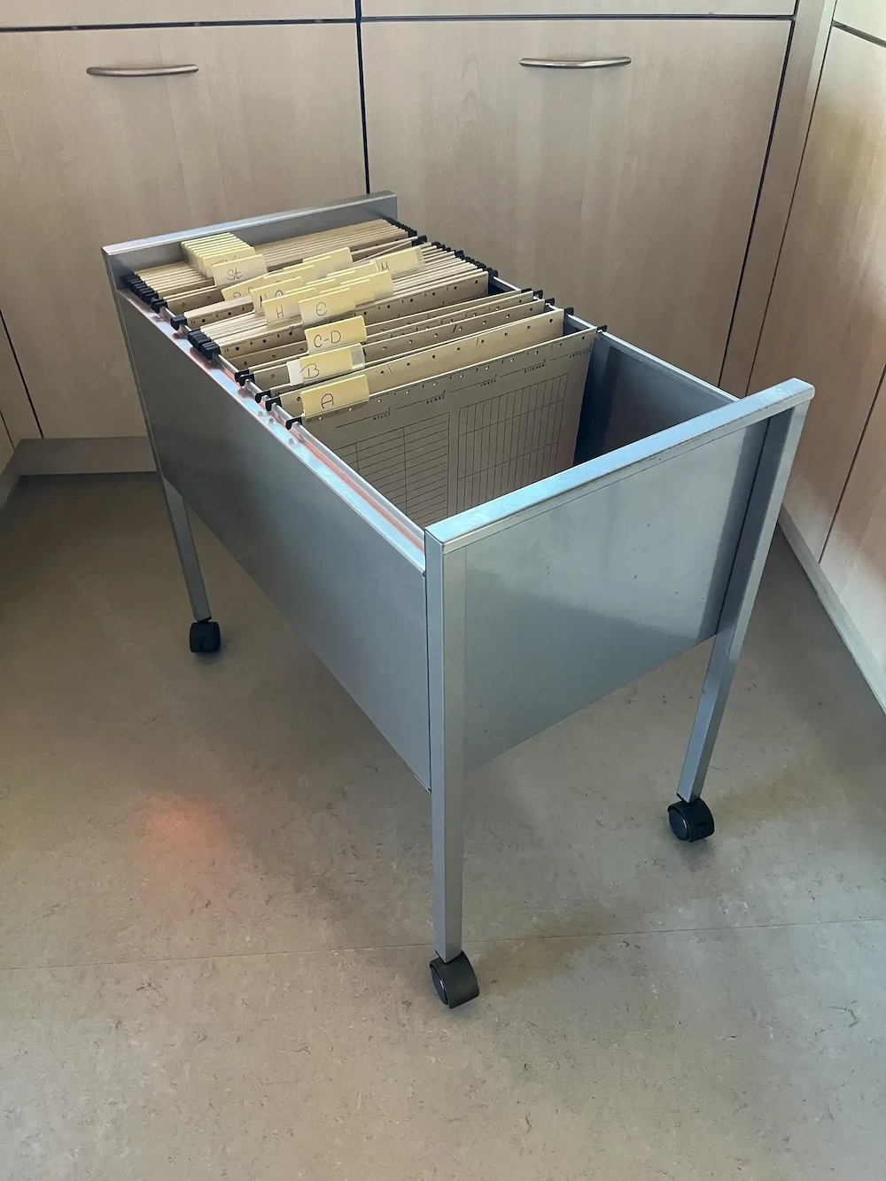 Rollender Aktenschrank