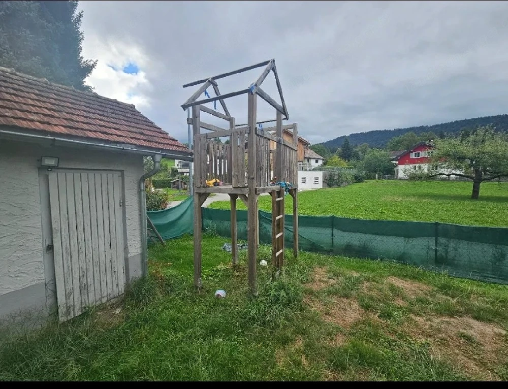 Rutsche mit Kletterturm