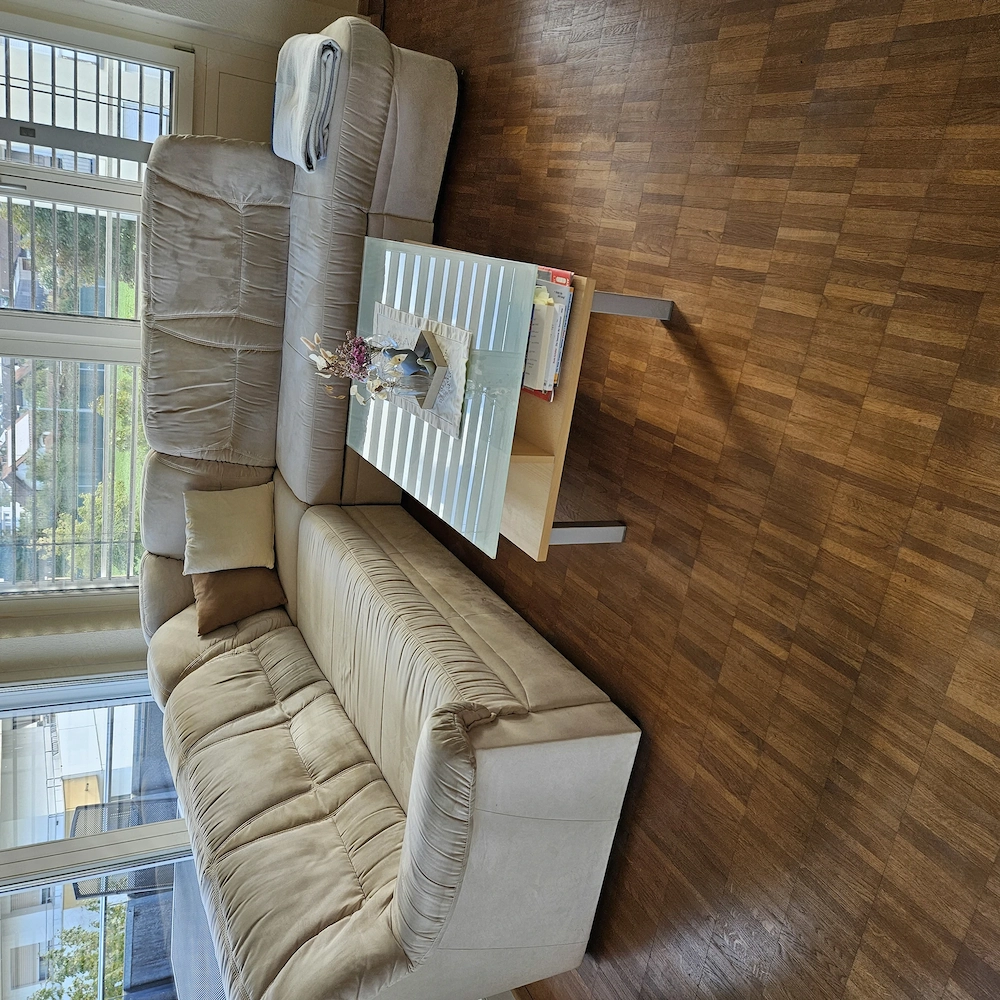 Couch und Tisch  zu verschenken 