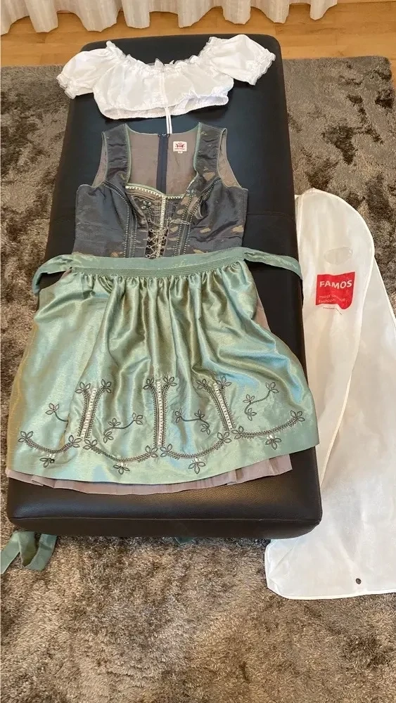 Dirndl mit Bluse 